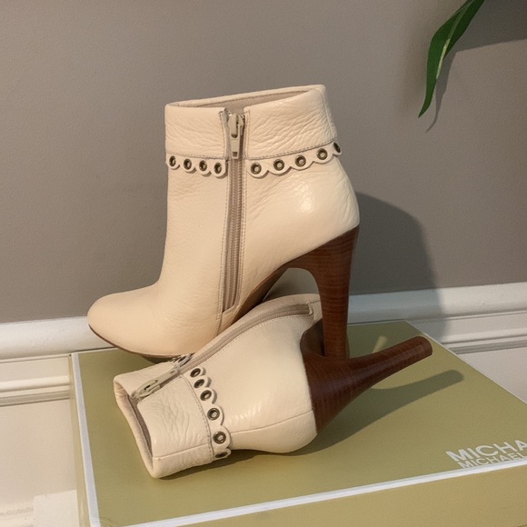 Michae Kors Woman’s Roadie Cream Bootie Size 7 - Picture 10 of 14